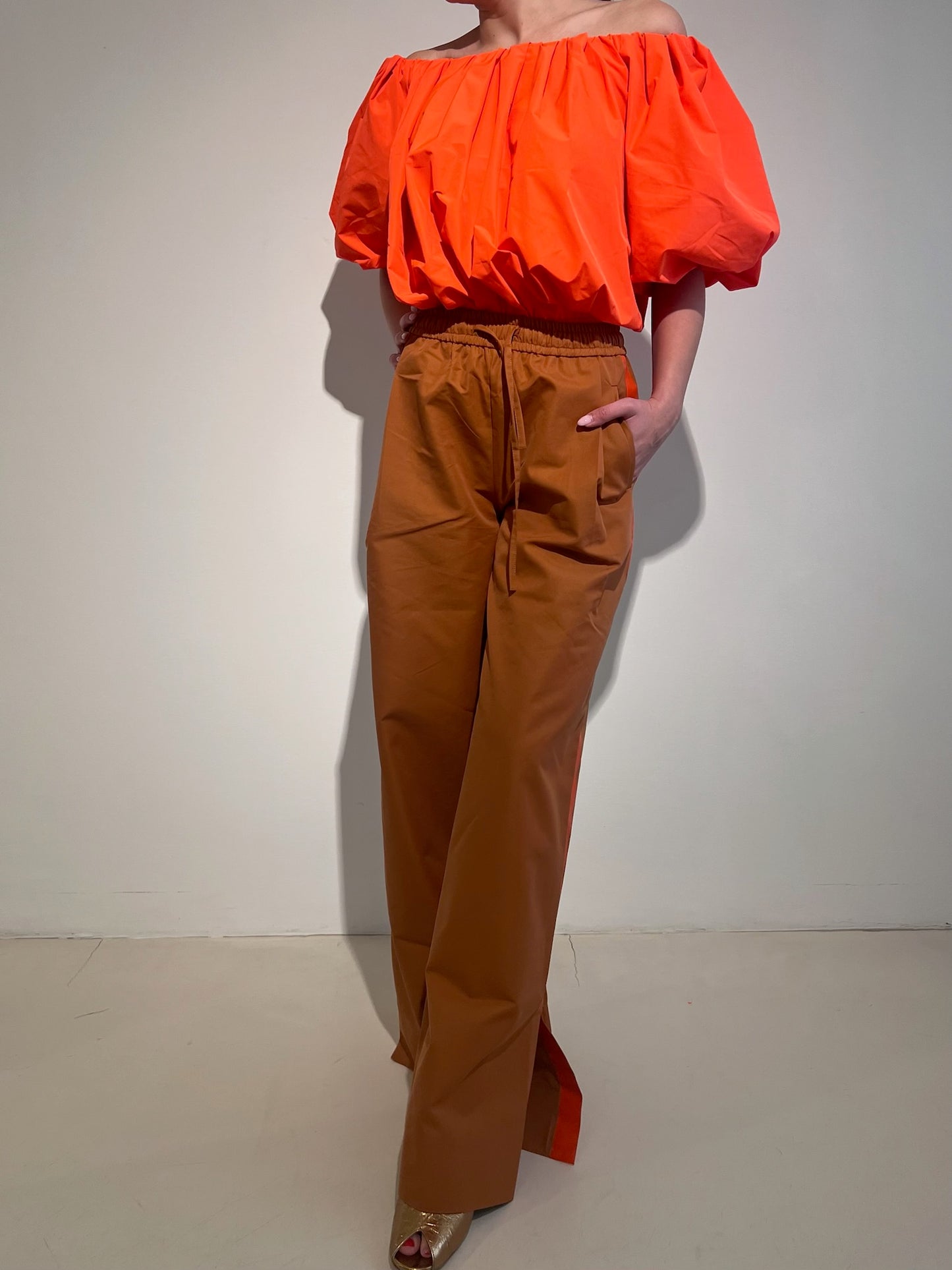 Pantaloni Marroni con Righe Arancio - Essentiel Antwerp