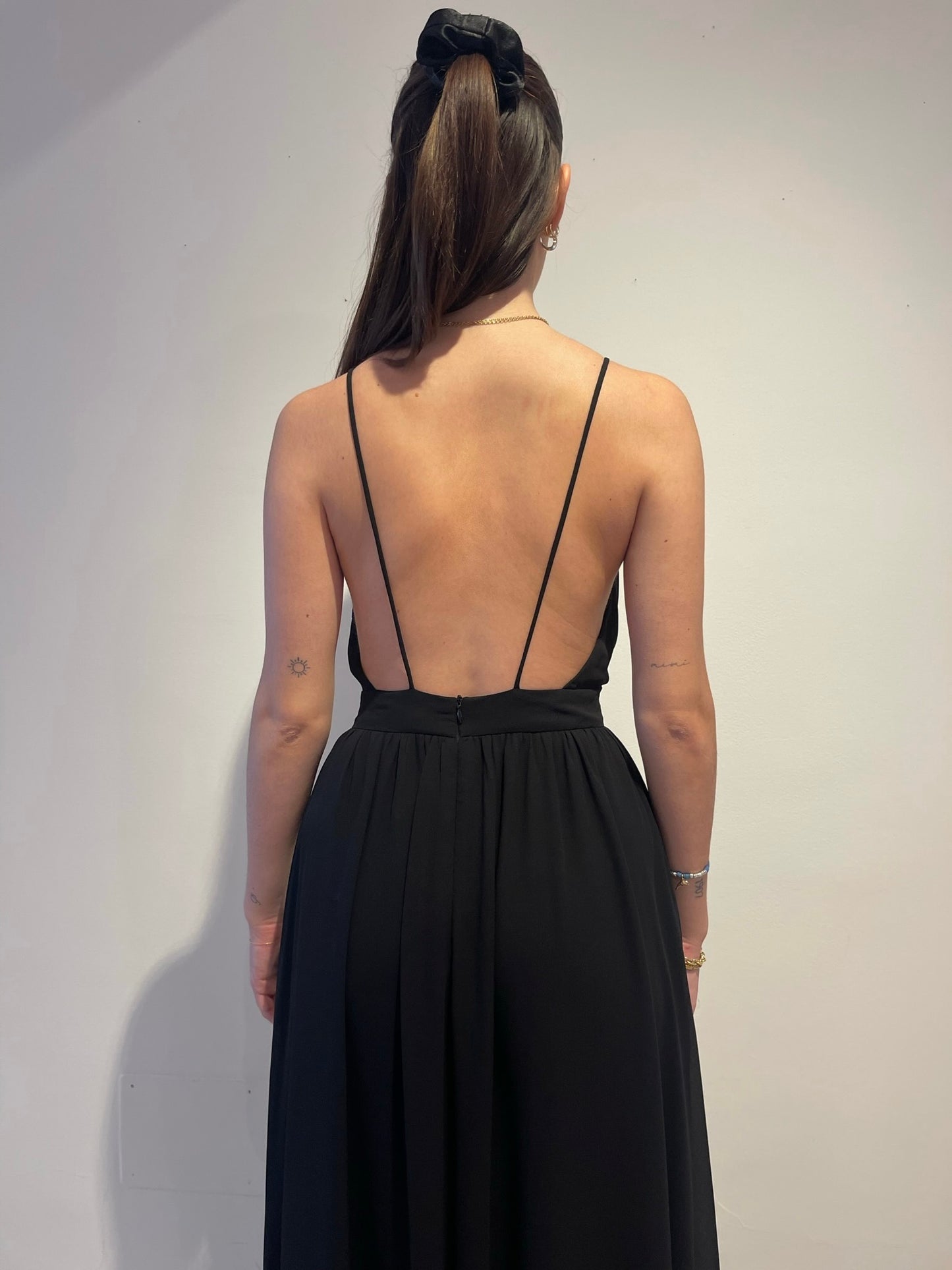 Abito Nero con Scollo Profondo - Eleh