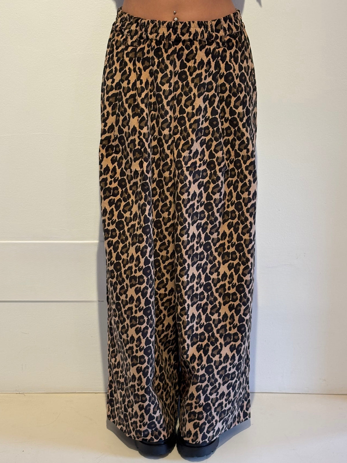 Pantalone a Gamba Larga Leopardato - Essentiel Antwerp