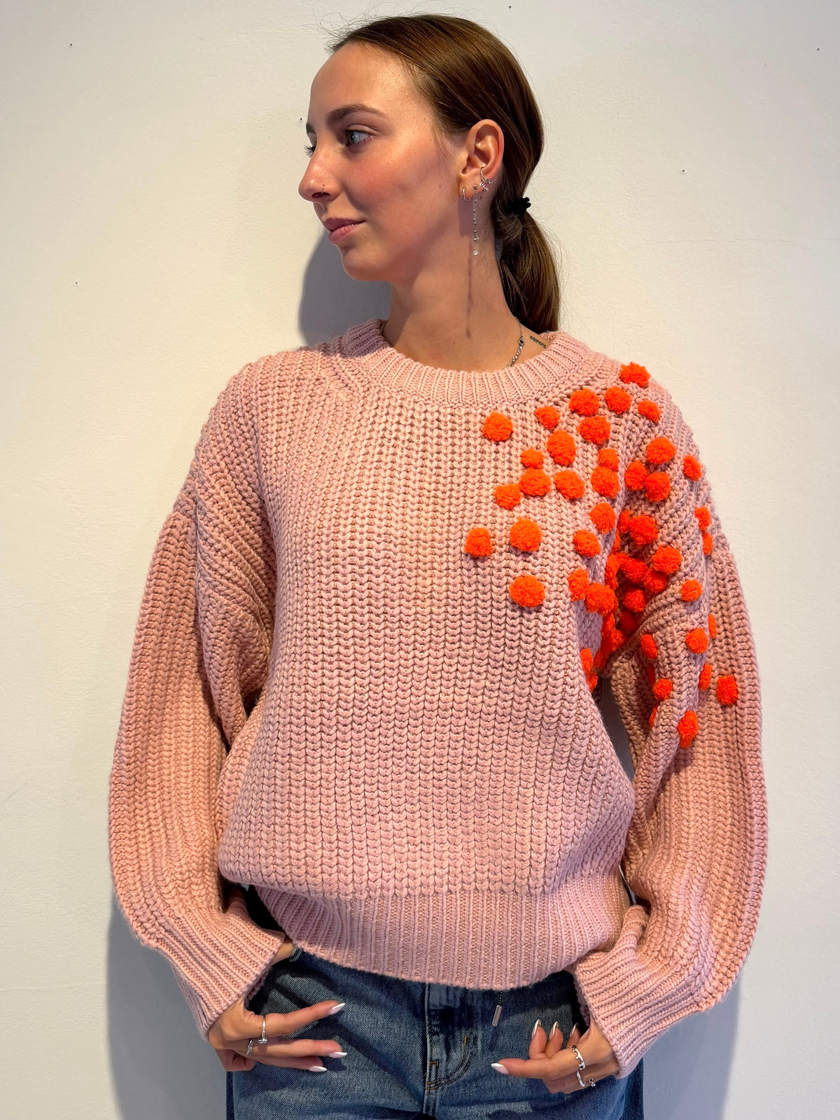Maglione con Pompon - In Più Colori - Essentiel Antwerp