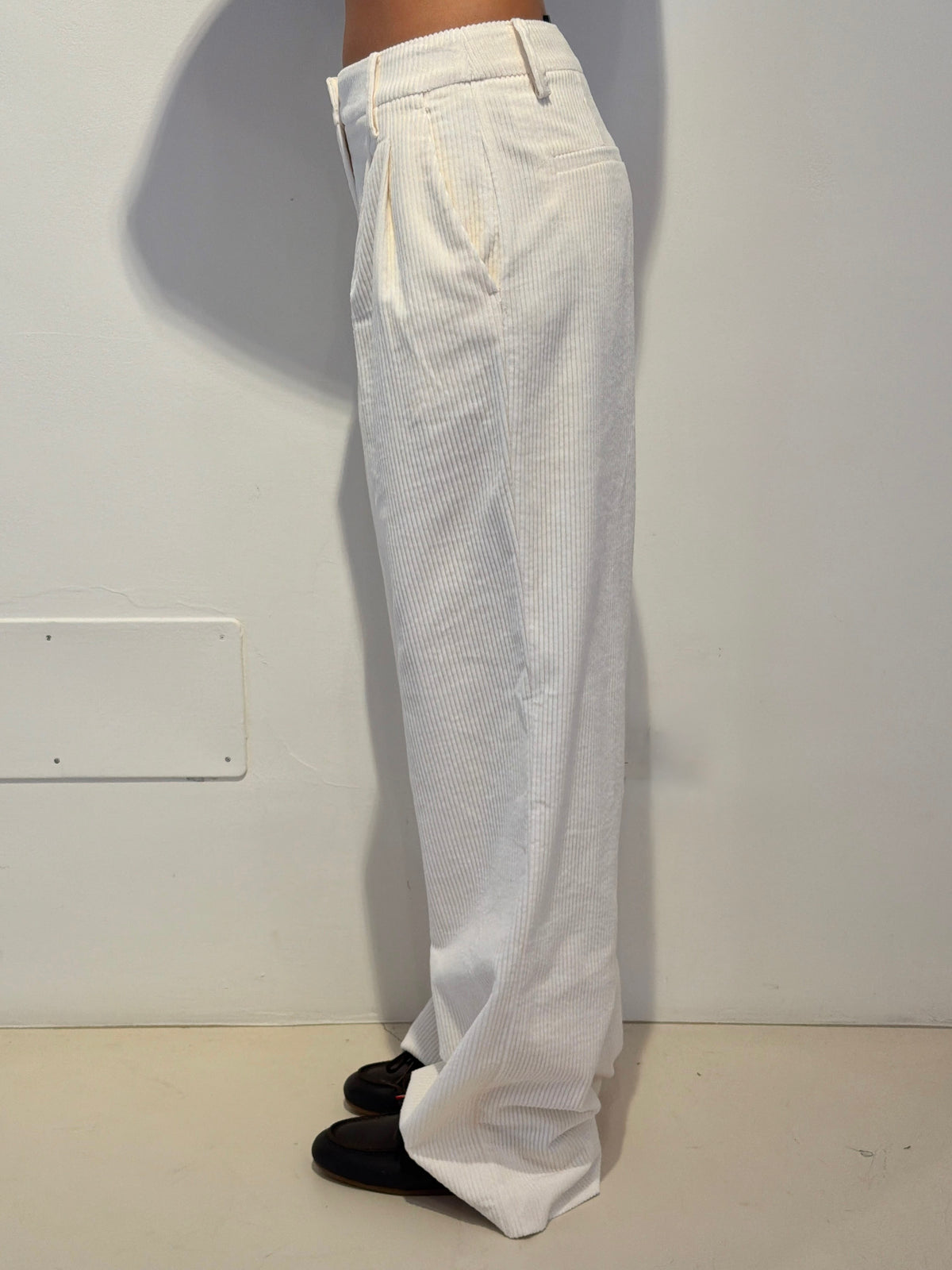 Pantalone a Gamba Larga in Velluto - Essentiel Antwerp