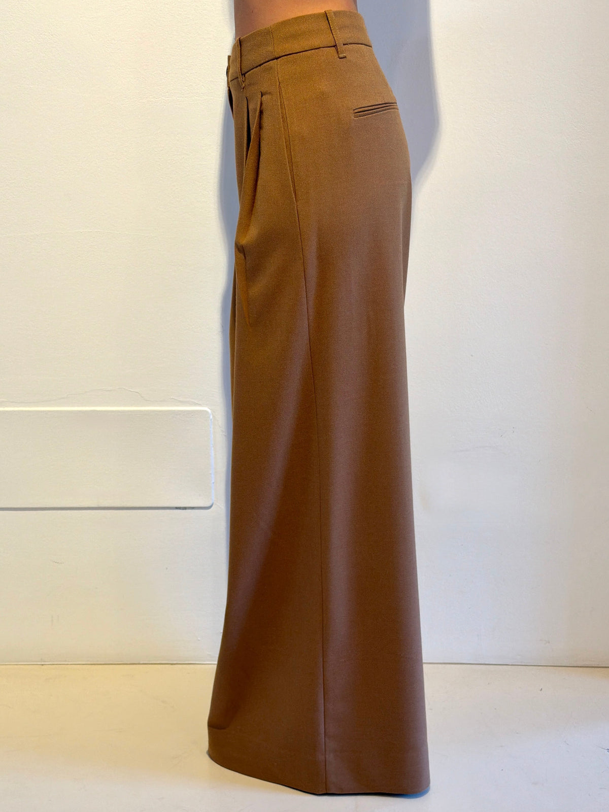 Pantalone a Gamba Larga Cammello - Essentiel Antwerp