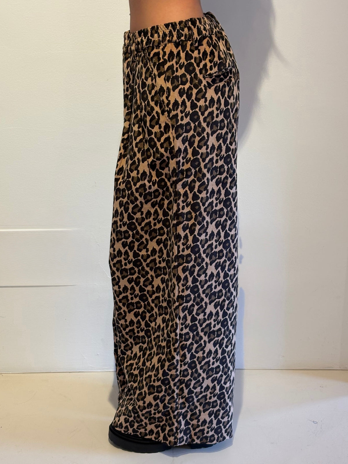Pantalone a Gamba Larga Leopardato - Essentiel Antwerp