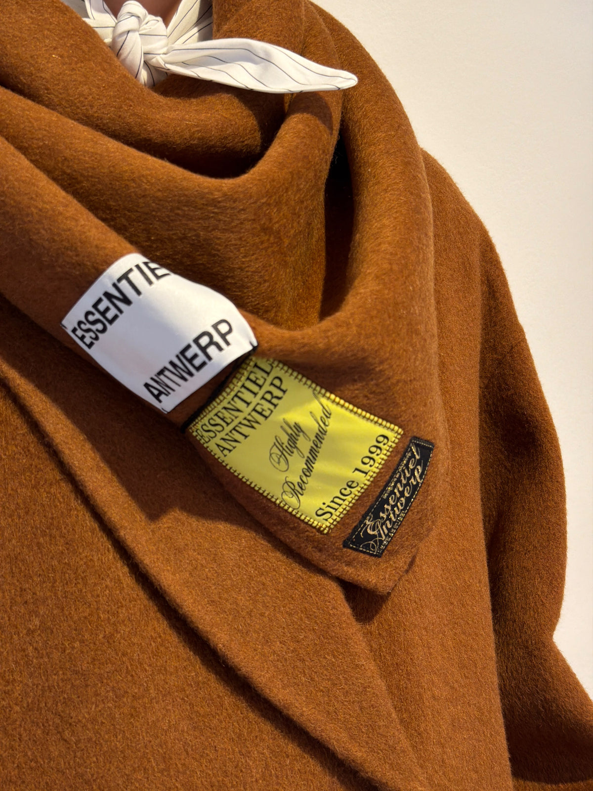 Collo a Sciarpa Marrone - Essentiel Antwerp