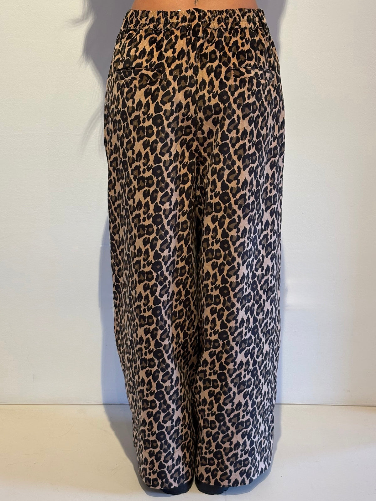 Pantalone a Gamba Larga Leopardato - Essentiel Antwerp