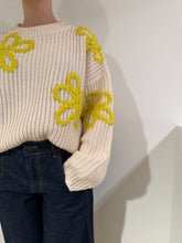 Carica l&#39;immagine nel visualizzatore di Gallery, Maglione in maglia ecrù con ricami floreali - Essentiel Antwerp
