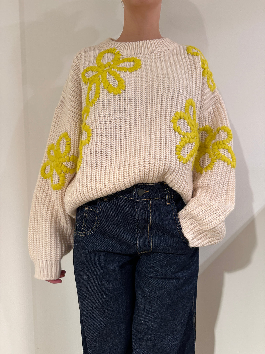 Maglione in maglia ecrù con ricami floreali - Essentiel Antwerp