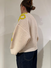 Carica l&#39;immagine nel visualizzatore di Gallery, Maglione in maglia ecrù con ricami floreali - Essentiel Antwerp
