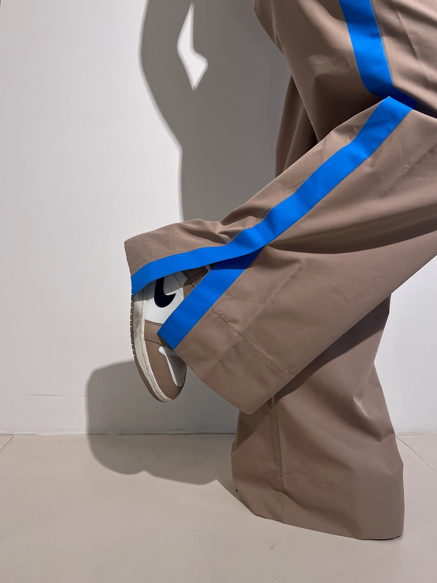 Pantaloni Beige con Strisce Blu - Essentiel Antwerp