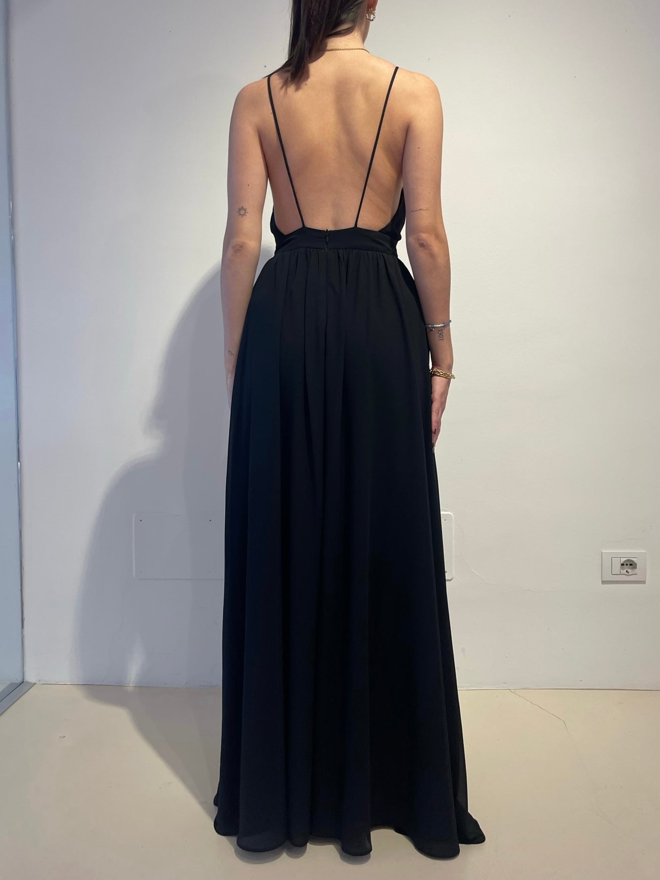 Abito Nero con Scollo Profondo - Eleh