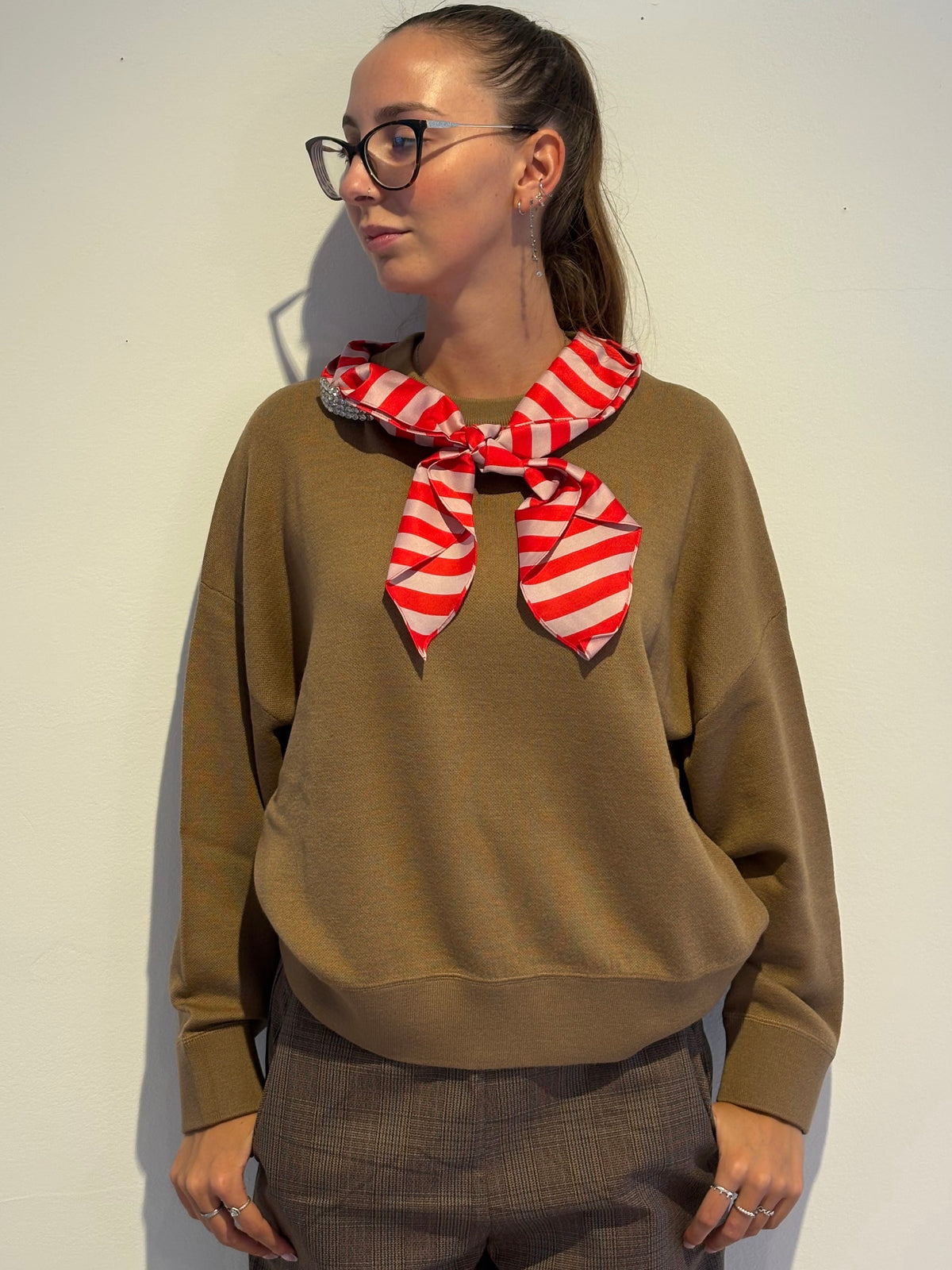 Maglione Cammello con Foulard a Righe - Essentiel Antwerp