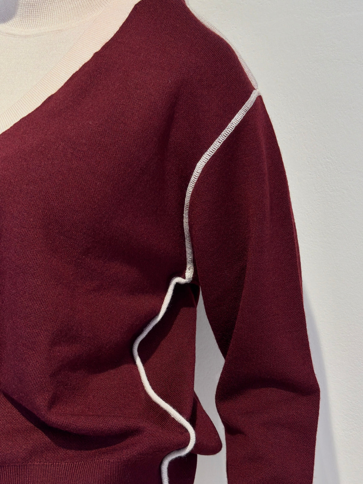 Pullover Bordeaux Scollo V - Essentiel Antwerp