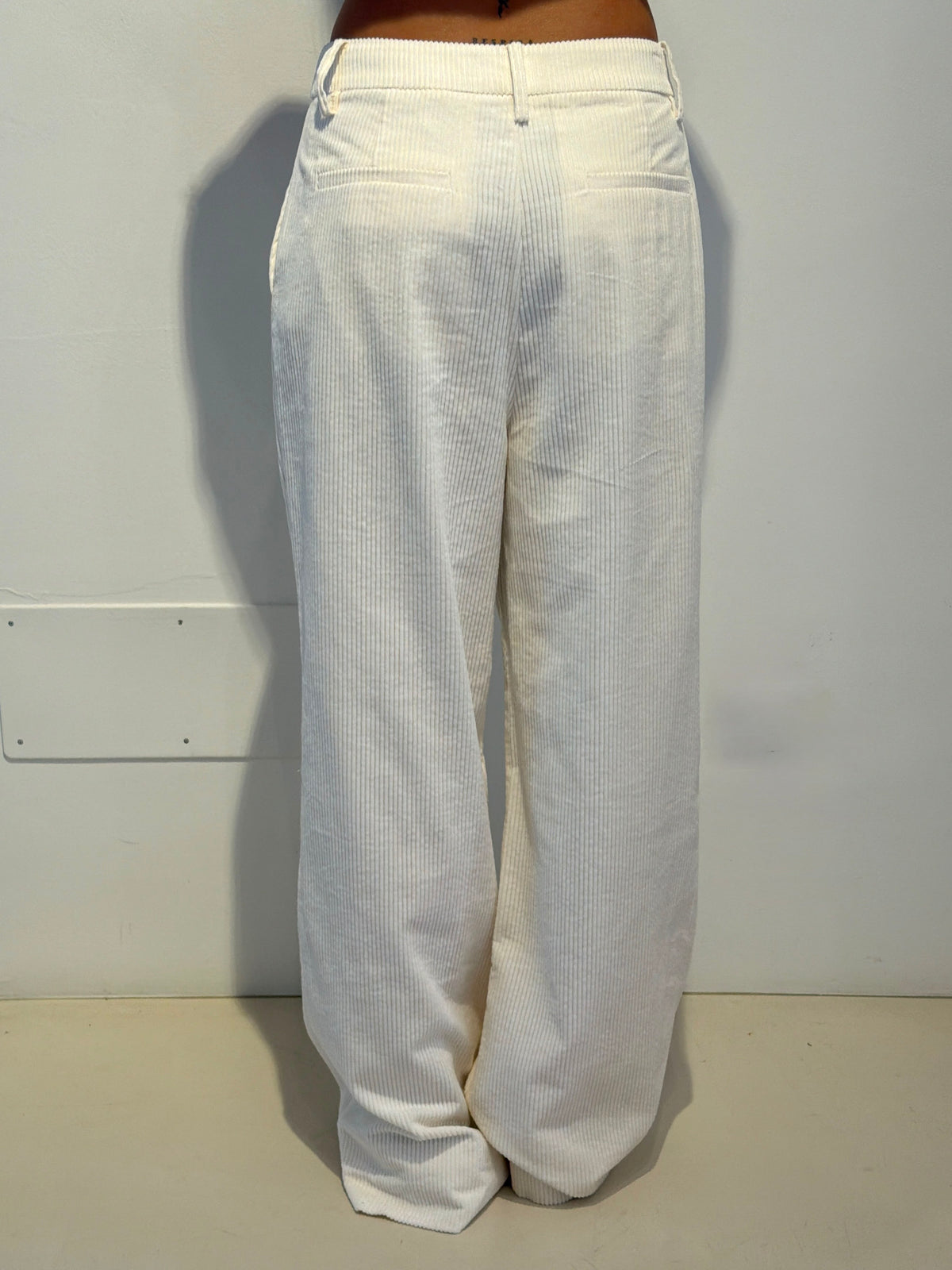 Pantalone a Gamba Larga in Velluto - Essentiel Antwerp