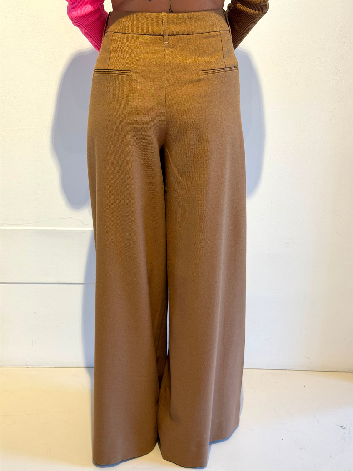 Pantalone a Gamba Larga Cammello - Essentiel Antwerp