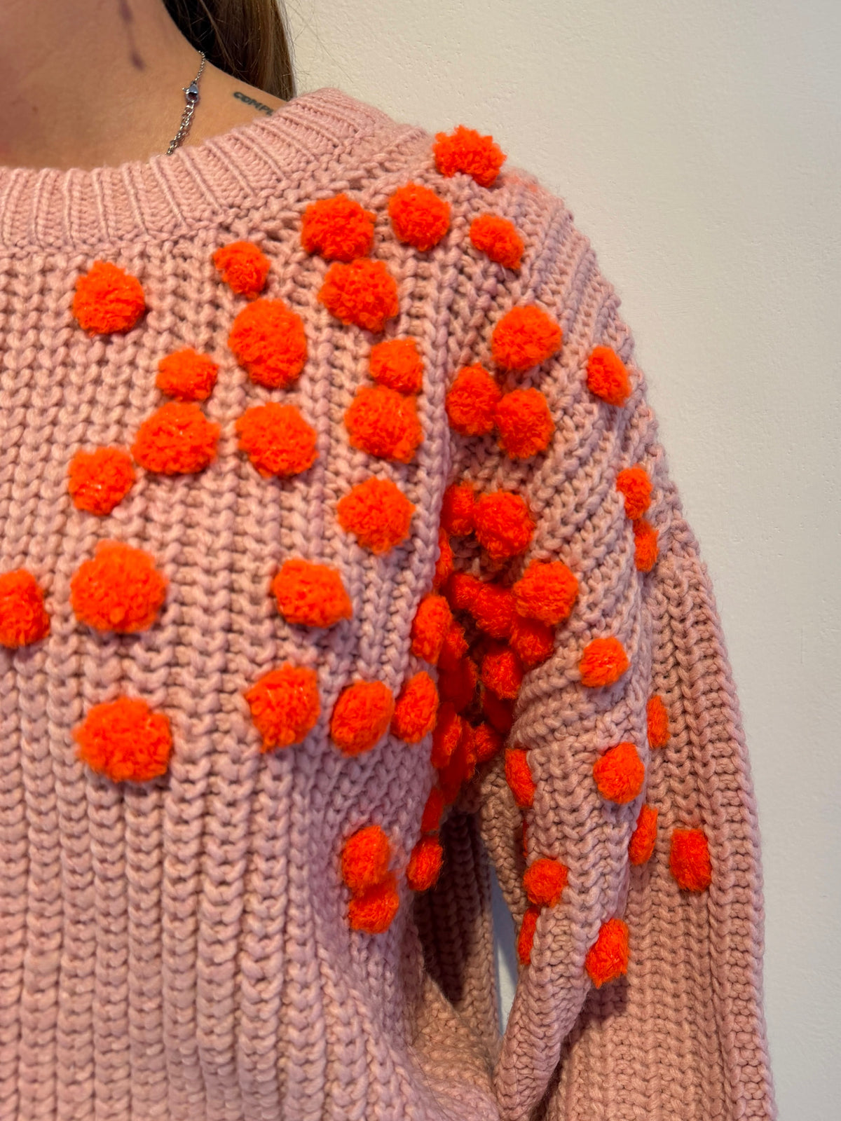Maglione con Pompon - In Più Colori - Essentiel Antwerp