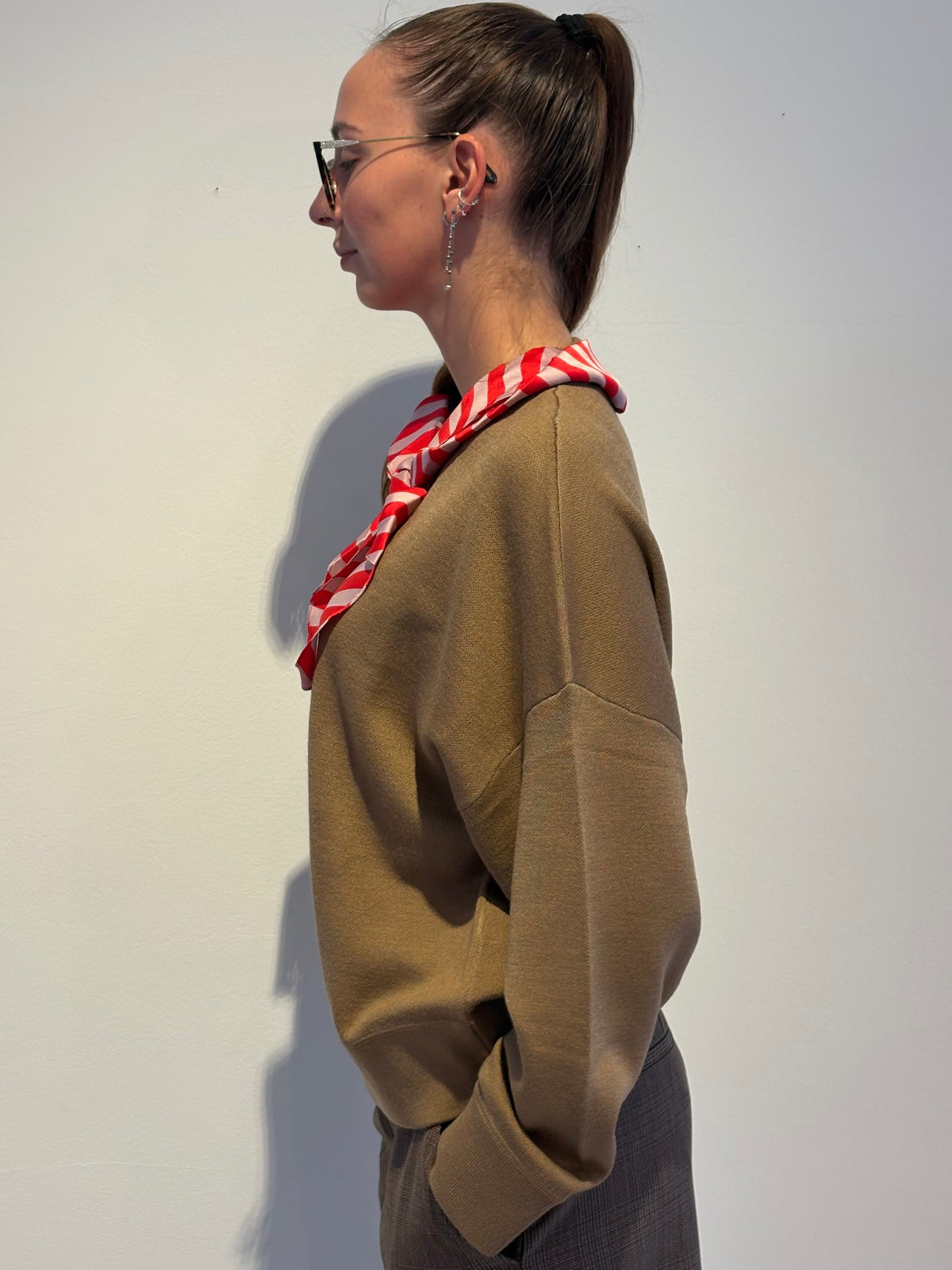 Maglione Cammello con Foulard a Righe - Essentiel Antwerp