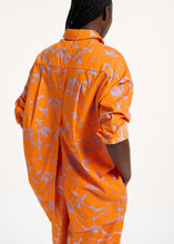 Carica l&#39;immagine nel visualizzatore di Gallery, Camicia in cotone stampa floreale in colore arancio e lilla - Essentiel Antwerp
