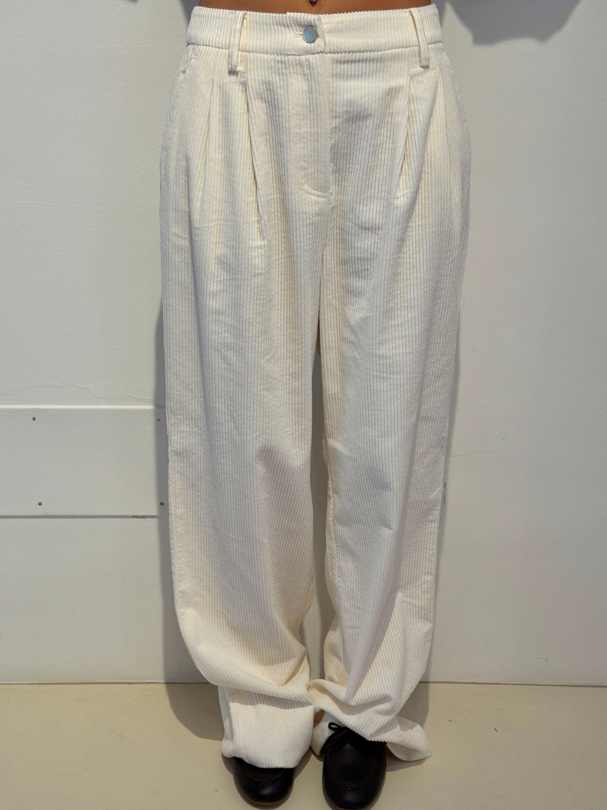 Pantalone a Gamba Larga in Velluto - Essentiel Antwerp