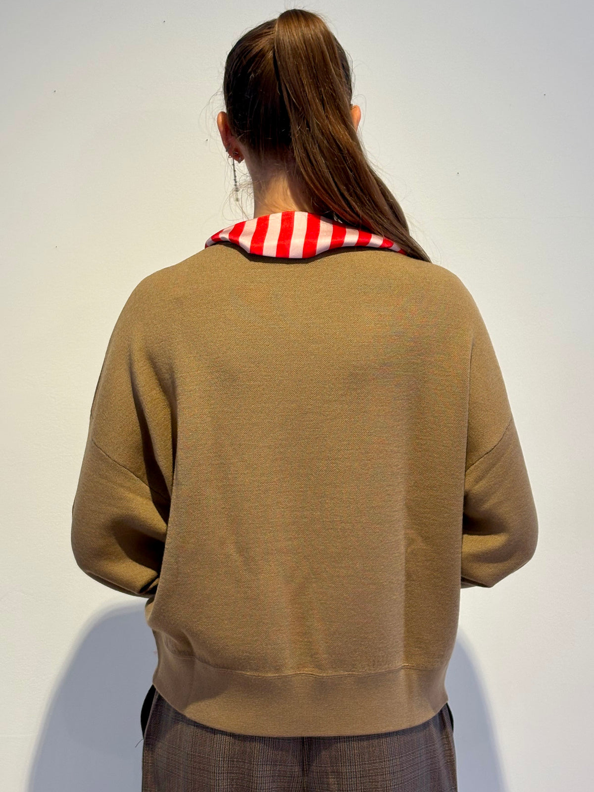 Maglione Cammello con Foulard a Righe - Essentiel Antwerp